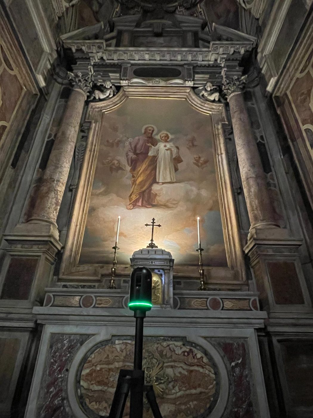 Scanner laser al lavoro dentro una chiesa storica