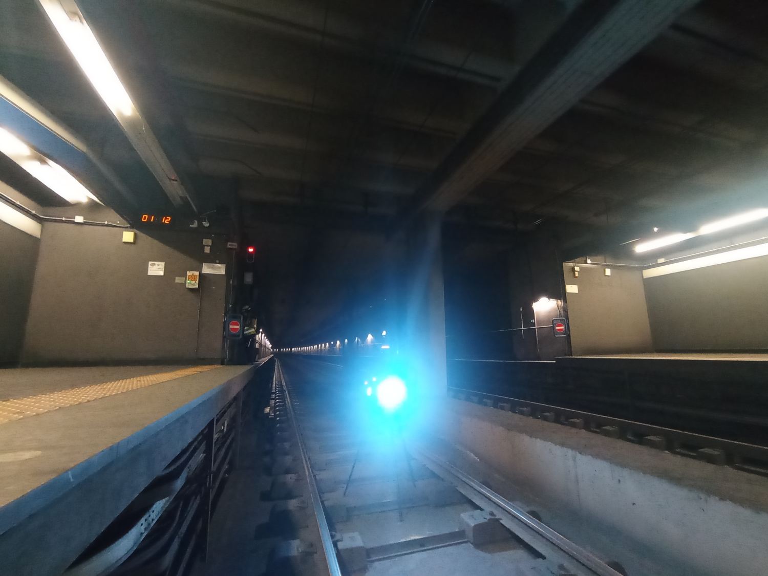 Rilievo notturno nella galleria della metropolitana