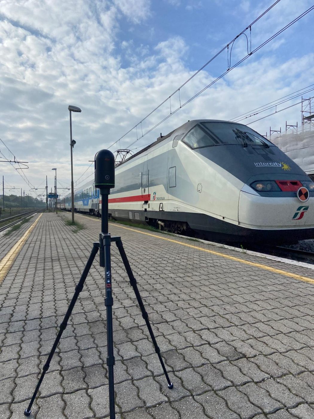 Scanner laser in banchina mentre la stazione ferroviaria resta in servizio