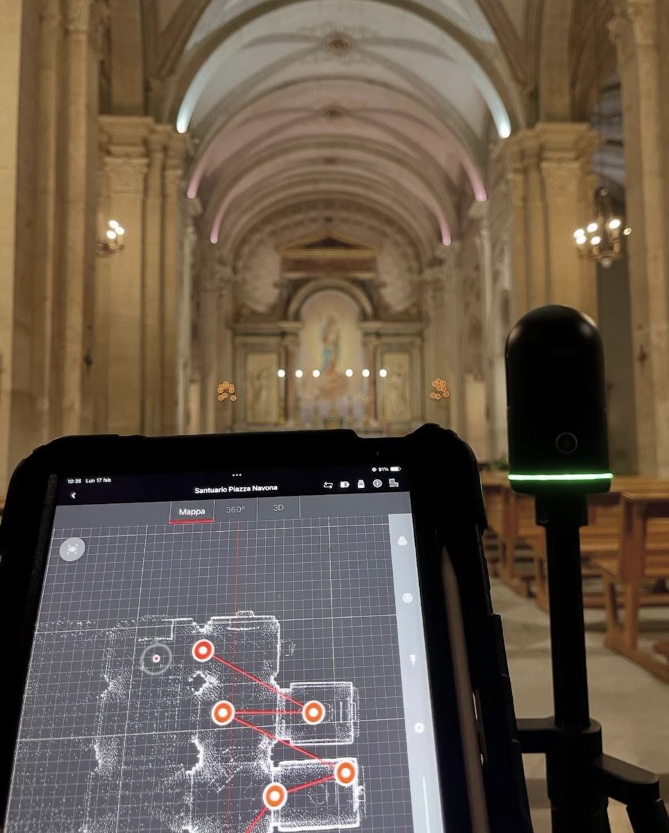 Scanner e tablet nella navata di una chiesa